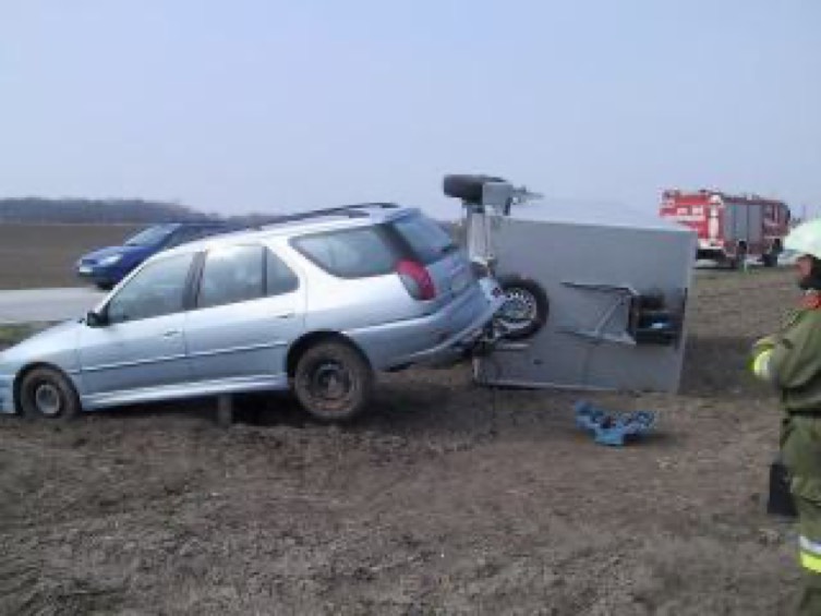 Verkehrsunfall eines Pkw mit Pferdeanhänger
