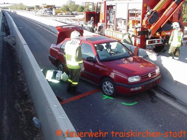 FF Traiskirchen: PKW Bergung auf der A2