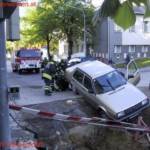 PKW in Baugrube