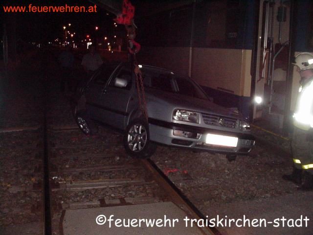 FF Traiskirchen: Fahrzeug gegen Badner Bahn