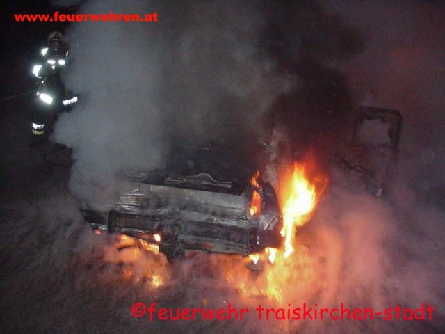 FF Traiskirchen: Fahrzeugbrand nach Verkehrsunfall