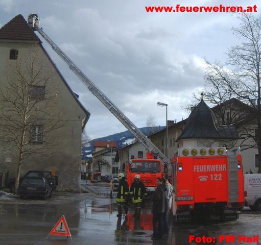 FF Hall: Sturmböen decken Dachziegel ab