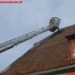Sturmböen decken Dachziegel ab