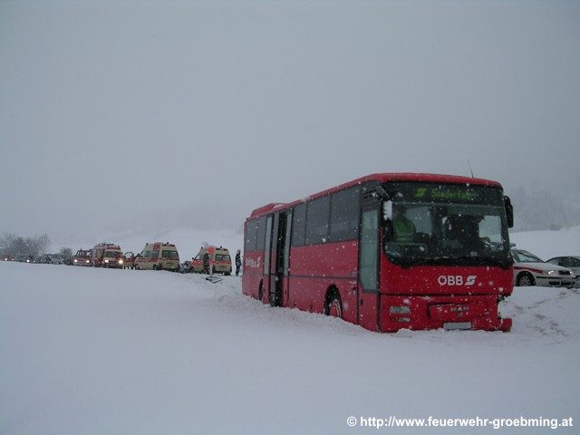 FF Gröbming: PKW gegen Linienbus