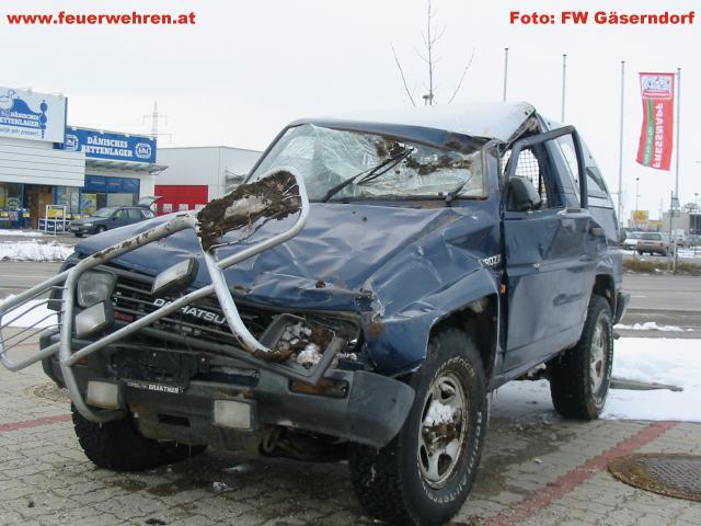 FF Gänserndorf: Verkehrsunfall mit eingeklemmter Person