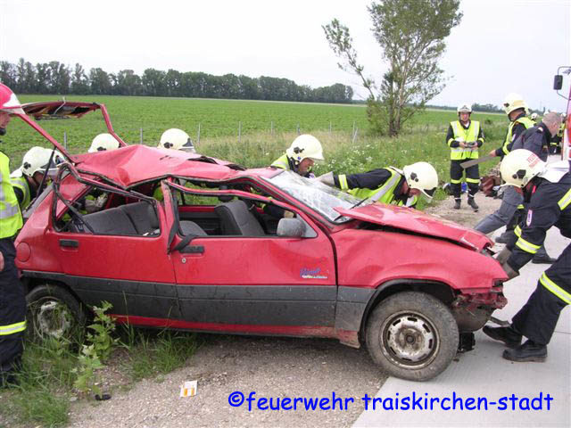 FF Traiskirchen: PKW Bergung nach Verkehrsunfall
