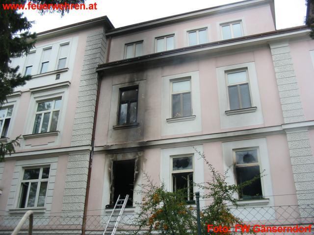 Wohnhausbrand mit Menschenrettung