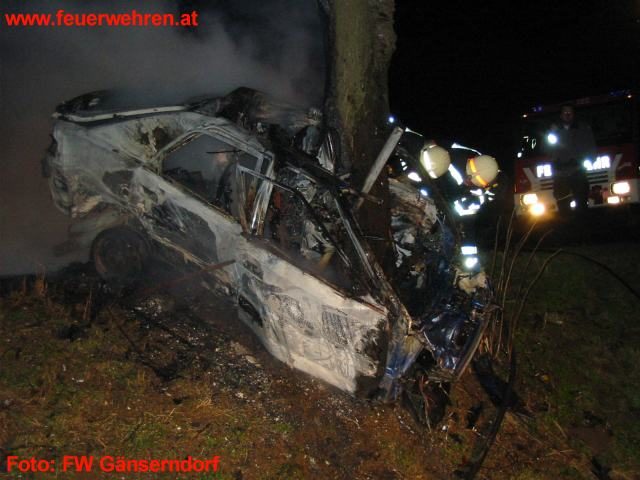 FF Gänserndorf: Tragischer Feuertod nach Verkehrsunfall