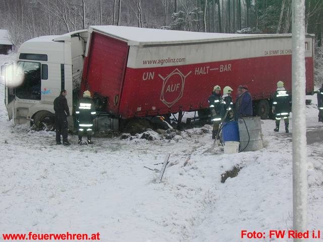 FF Ried im Innkreis: LKW Bergung auf der L 508