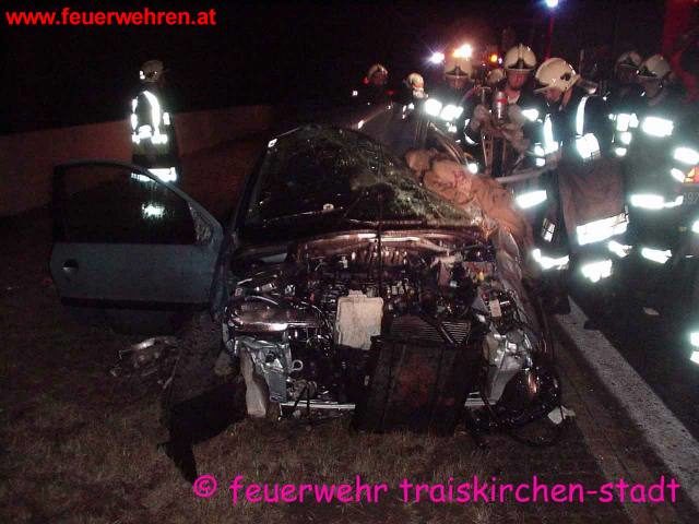 FF Traiskirchen: Verkehrsunfall mit Menschenrettung