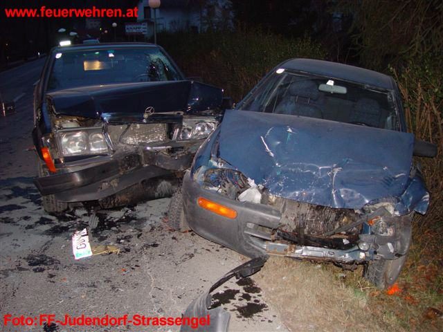FF Judendorf-Straßengel: Frontalzusammenstoß zweier PKW