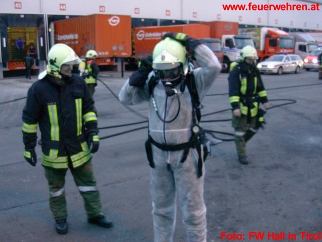 FF Hall in Tirol: Gefahrenstoff in Logistikzone