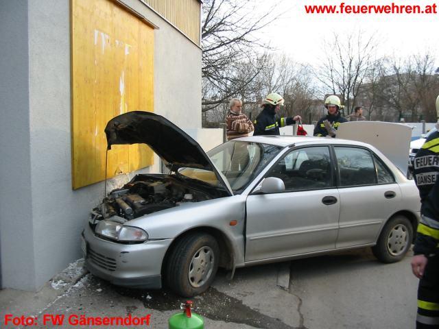 FF Gänserndorf: PKW gegen Hausmauer