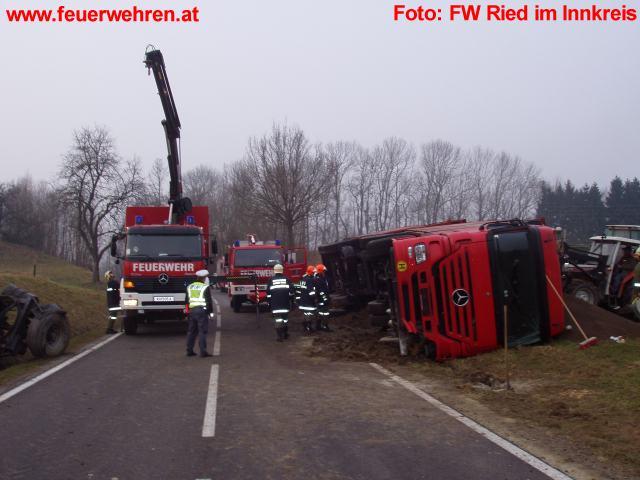 FF Ried im Innkreis: Bergekraneinsätze der Feuerwehr