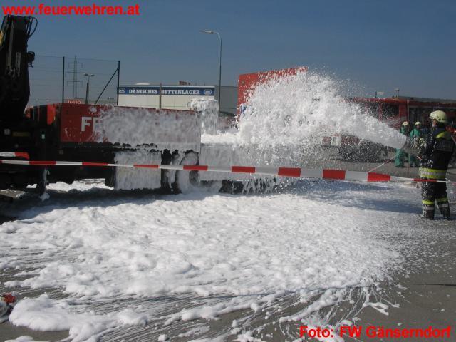 FF Gänserndorf: Schauübung Verkehrsunfall mit Schadstoff