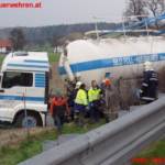 FF Ried im Innkreis: Schwierige LKW Bergung auf der A8
