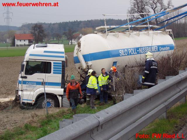 FF Ried im Innkreis: Schwierige LKW Bergung auf der A8