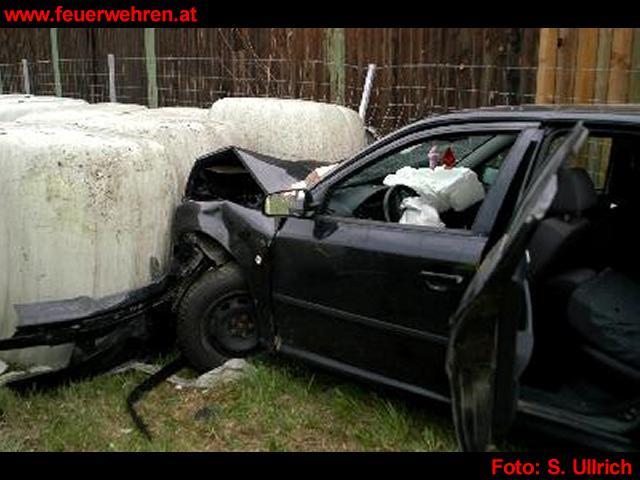 BFV Graz-Umgebung: PKW fuhr in Siloballen