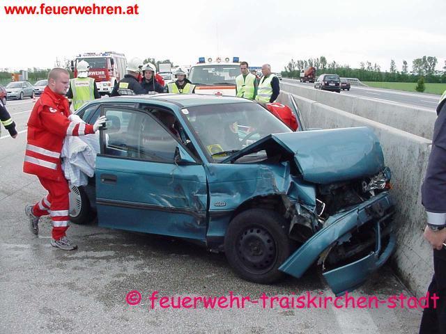 FF Traiskirchen: Fahrzeugbergung auf der Südautobahn