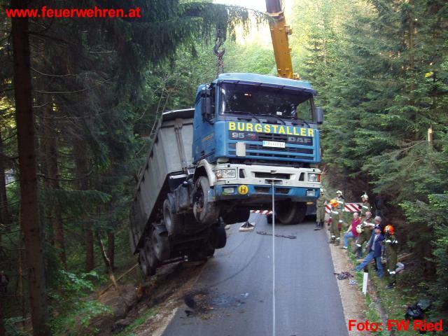 FW Ried: LKW Bergung in Waldzell
