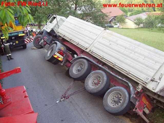 FF Ried im Innkreis: LKW Unfall in Mettmach