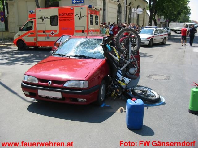 FF Gänserndorf: Moped gegen PKW