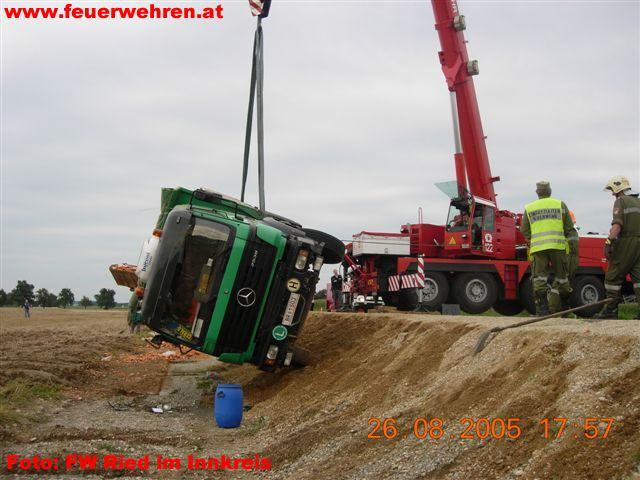 FF Ried im Innkreis: LKW Unfall in Geinberg