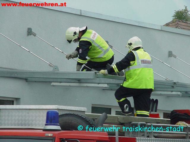 FF Traiskirchen: Kaputtes Glasdach