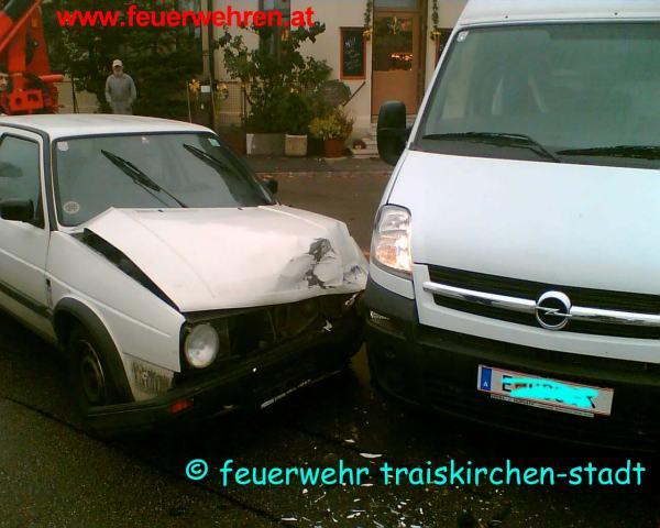 FF Traiskirchen: PKW Bergung nach Verkehrsunfall