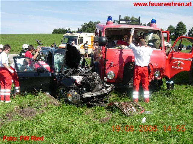 FF Ried im Innkreis: Verkehrsunfall mit Feuerwehr-Oldtimer