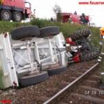 Traktor auf Eisenbahngleis