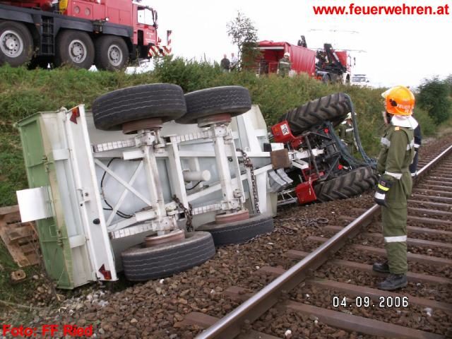 Traktor auf Eisenbahngleis