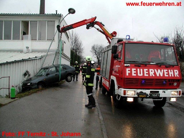 FF Ternitz-St. Johann: Fahrzeugbergung durch die Feuerwehr