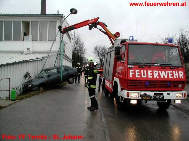 FF Ternitz-St. Johann: Fahrzeugbergung durch die Feuerwehr