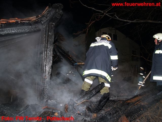 FF Ternitz-Pottschach: Brand einer Holzlagerhütte