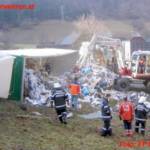 FF Mooslandl : Sattelschlepper mit Müll umgestürzt