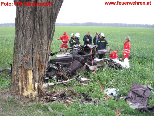 FF Gänserndorf: Tödlicher Verkehrsunfall in Gänserndorf