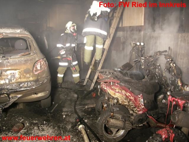 FF Ried im Innkreis: KFZ-Werkstättenbrand in Ried