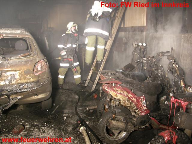 FF Ried im Innkreis: KFZ-Werkstättenbrand in Ried