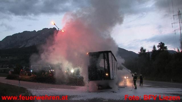 BFV Liezen: LKW mit 23 Tonnen Bleiakkus in Vollbrand