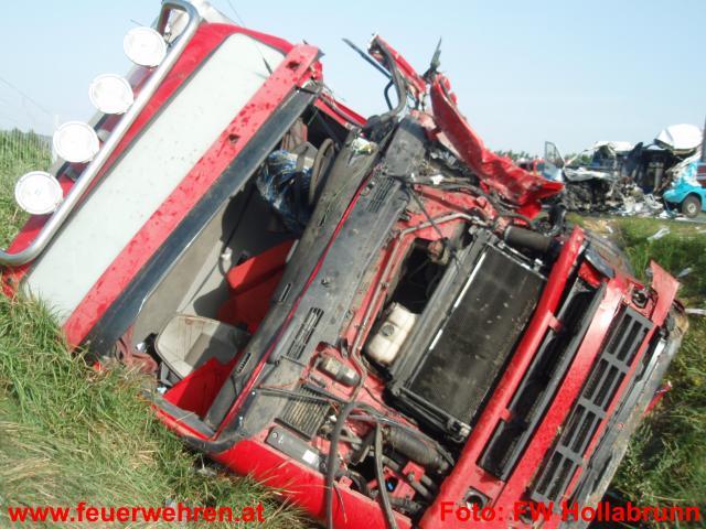 BFKDO Hollabrunn: Verkehrsunfall auf Horner Bundesstrasse