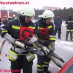 Feuerwehrmänner mit Bergeschere