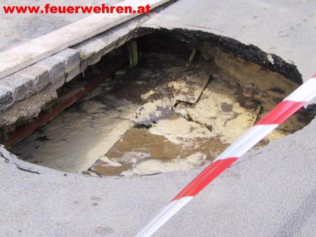 Wasserrohrbruch auf Straße