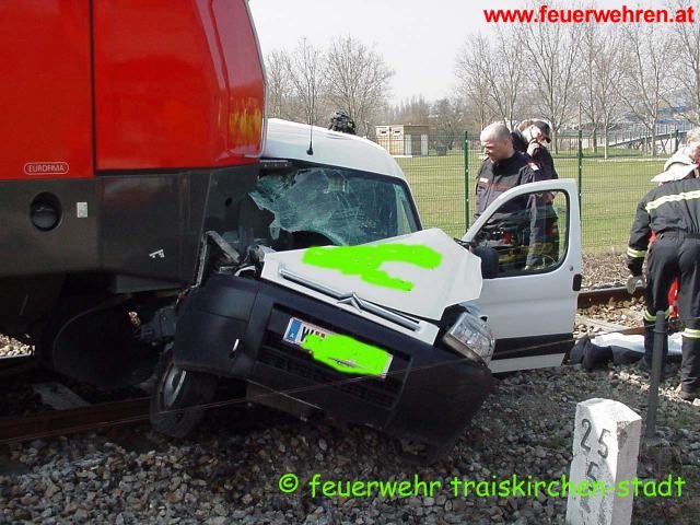 FF Traiskirchen: Verkehrsunfall PKW gegen Zug