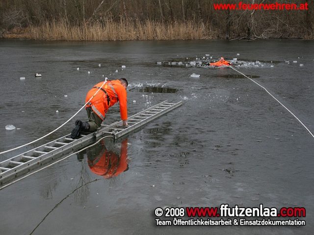 Eisrettungsübung Theorie und Praxis