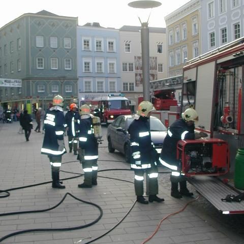 FF Ried im Innkreis: Geschäftsbrand am Hauptplatz