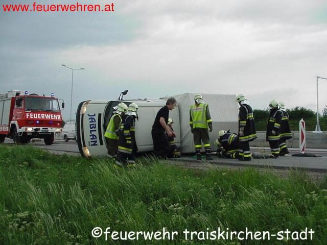 FF Traiskirchen: Umgestürzter Klein-LKW auf der A2