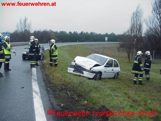 FF Traiskirchen: Fahrzeugbergung auf der Südautobahn