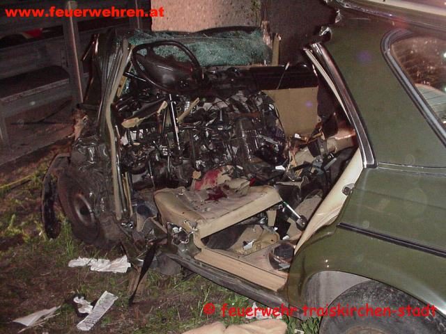FF Traiskirchen: PKW gegen Brückenpfeiler