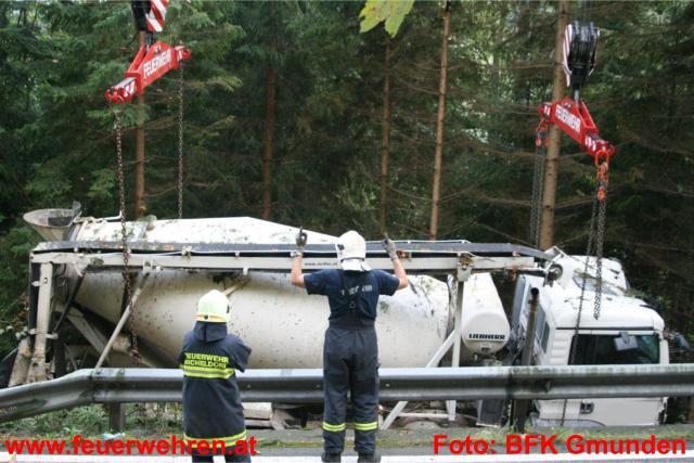 BFK Gmunden: Schwerer Lkw Unfall auf der B120